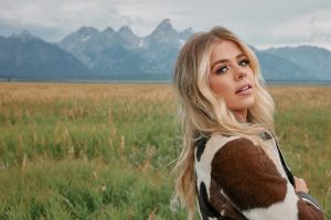 El álbum incluye colaboraciones con diversos cantantes góspel como Chris Tomlin, Matthew West, Lainey Wilson y Jordan Davis.