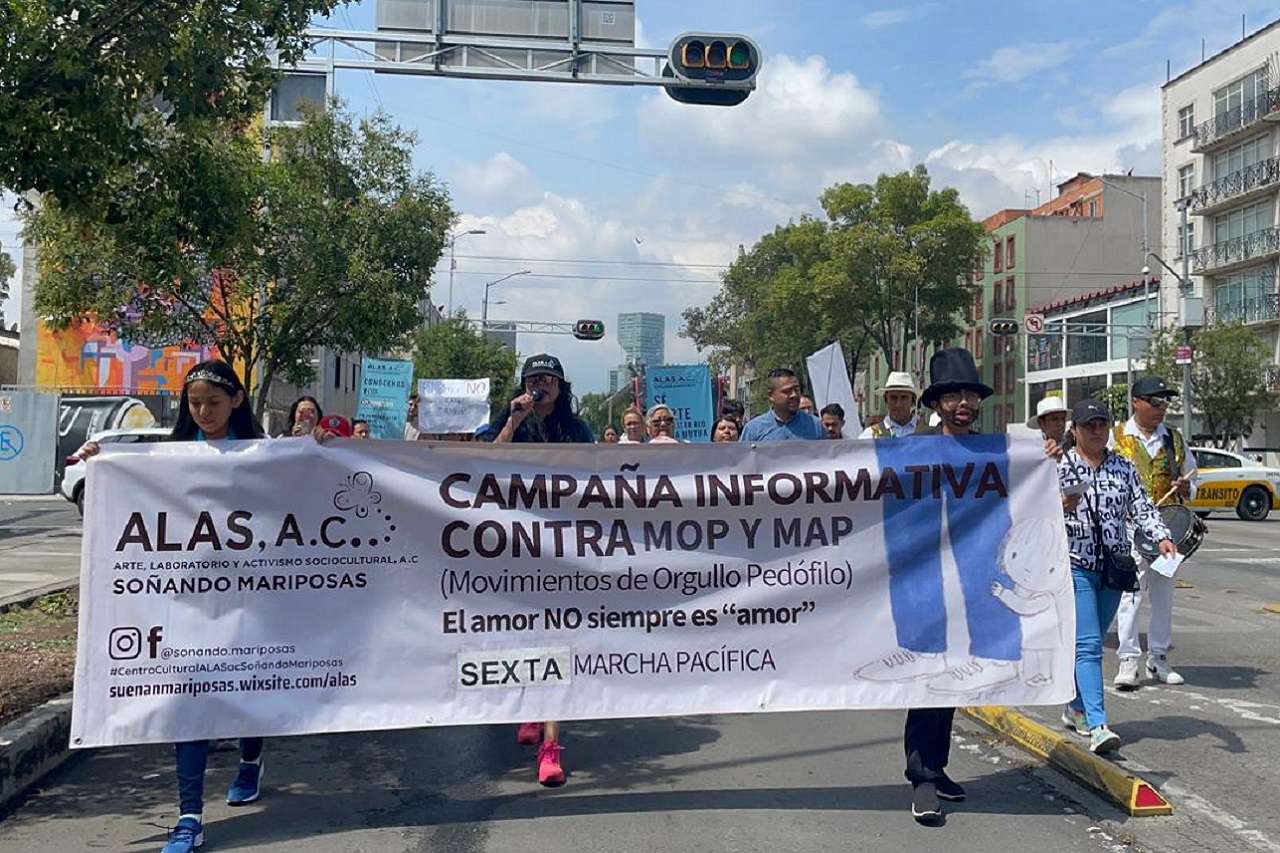 Los niños, acompañados por sus padres, salieron del Centro Cultural ALAS, AC con la ya conocida “Marcha de los papalotes” que llegó a la Plaza de las Tres Cultural, Tlatelolco.