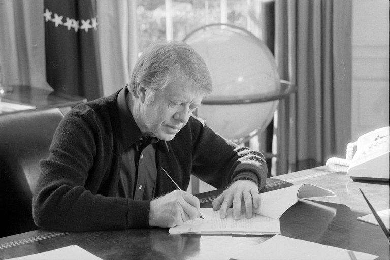 Jimmy Carter fue objeto de burlas por revelar su fe en 1976, cuando dijo en una entrevista con la revista Playboy que había cometido adulterio en su corazón.