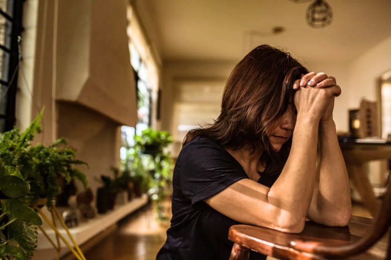 Los monoteístas, especialmente los de fe teísta, le oran a un Dios personal que, por amor, ofreció su vida, los creó a su imagen y semejanza, y les tiene una misión en esta efímera existencia.