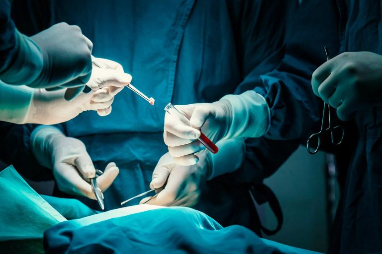 Según las publicaciones médicas, a niñas de 13 años se les han amputado los pechos y a niños de 15 años se les han mutilado los genitales.