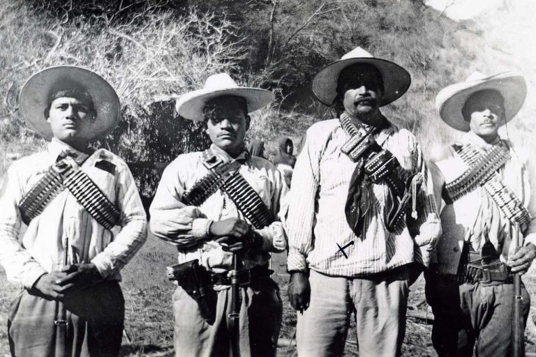 Entre 1926 y 1929 los sectores integristas de la Iglesia se alzaron en armas y protagonizaron una insurrección armada (La Cristiada) que implicó 250,000 muertos.