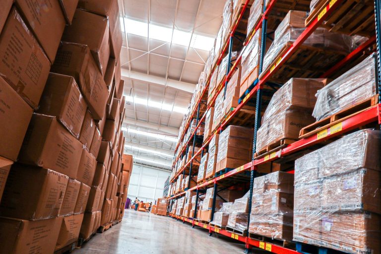 Otra ventaja del nearshoring, es que genera oferta laboral, ya que la moda, con la entrada de nuevas empresas y marcas al país, genera más empleo.