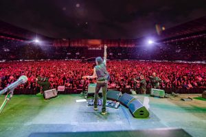 Al momento del lanzamiento de “45” contó con los sencillos: "Entre tus Jardines" y "Visible". Producido por Saúl Hernández y Alfonso André, mezclado por Dave Thoener.
