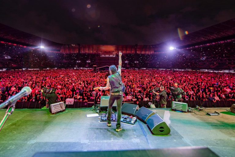 Al momento del lanzamiento de “45” contó con los sencillos: "Entre tus Jardines" y "Visible". Producido por Saúl Hernández y Alfonso André, mezclado por Dave Thoener.