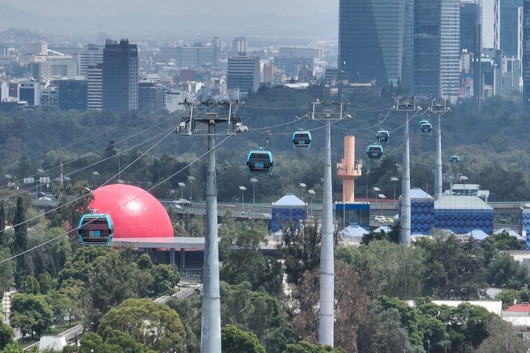 El sistema de cabinas con pinzas desembragables fue construido por el principal fabricante de teleféricos del mundo, Doppelmayr.