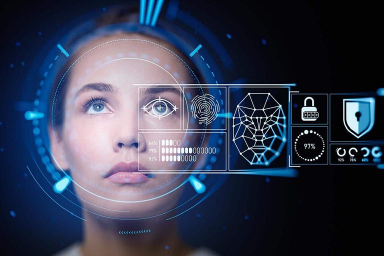 El sistema también ofrece la digitalización de documentos personales y la autenticación de identificaciones como INE, pasaportes y visas.
