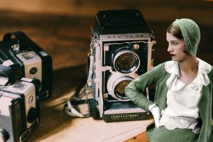 Lee Miller fotografió los cuerpos de los guardias de las SS mientras los subían a los trenes o mientras los tiraban boca abajo en un arroyo.