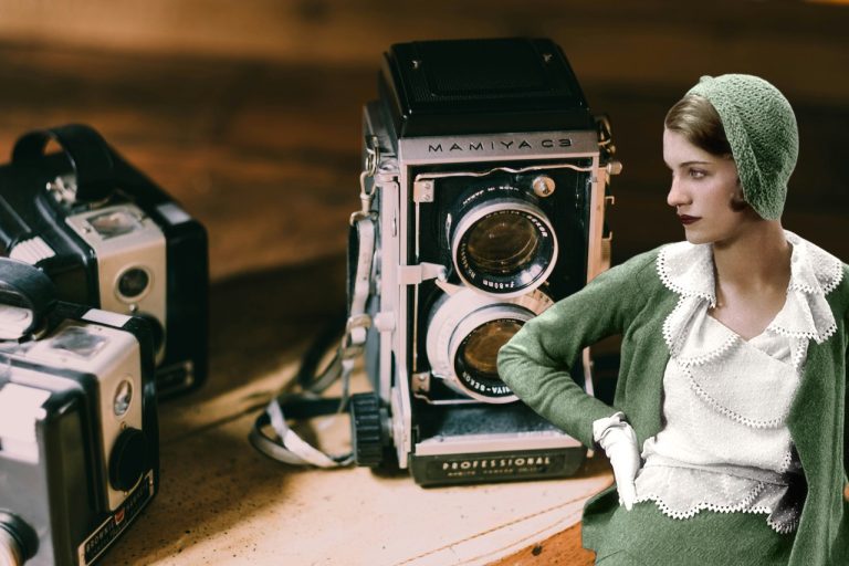 Lee Miller fotografió los cuerpos de los guardias de las SS mientras los subían a los trenes o mientras los tiraban boca abajo en un arroyo.