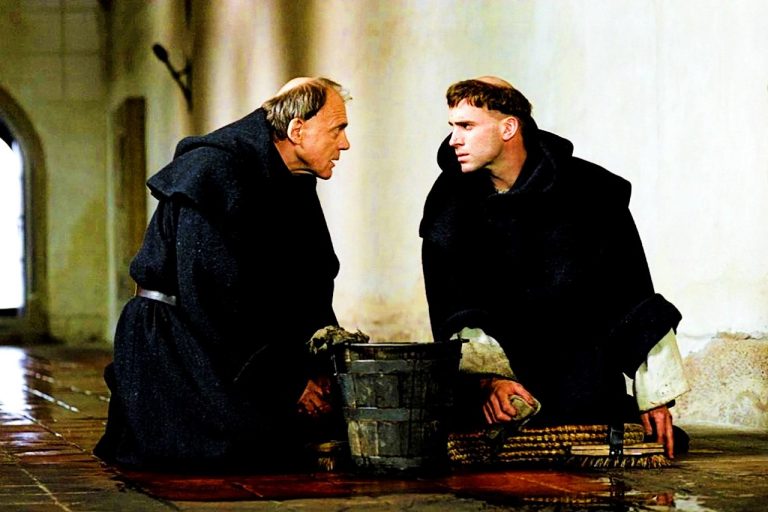 Las 95 tesis se redactaron en latín, el idioma académico de la época. En, las cuales, Lutero sostenía que el arrepentimiento verdadero debía ser interior y espiritual.