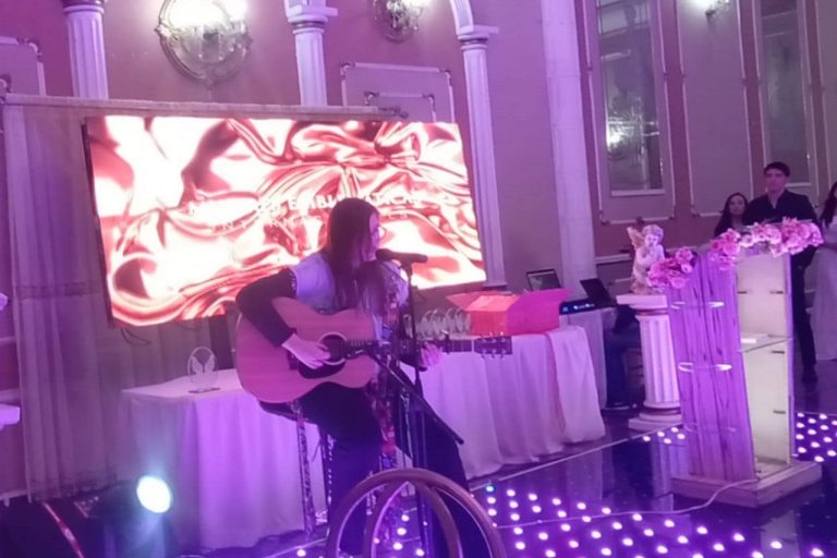 El evento también contó con la destacada participación de la joven violinista Ana Sofía, cuya carrera continúa en ascenso gracias a su profesionalismo y talento.