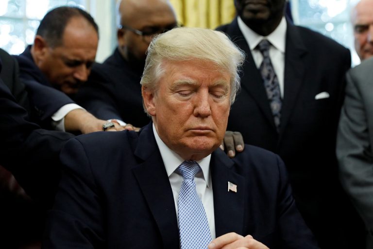 La campaña de Donald Trump contiene dos elementos contradictorios: “Primero América” y “Hagamos Grande de Nuevo a América" (MAGA en inglés).