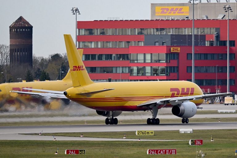 DHL, por su parte, afirmó que hasta el momento no ha recibido información sobre paquetes sospechosos a bordo de la aeronave.
