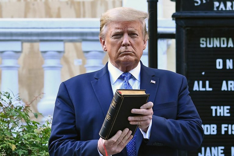 Algunos críticos temen que Donald Trump implemente una agenda nacionalista cristiana.