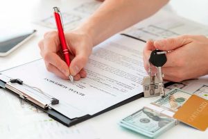 Para las físicas, el ISR se declara sobre las ganancias obtenidas y se incluye como obligación el cumplimiento de los requisitos de registro en el Registro Federal de Contribuyentes (RFC).