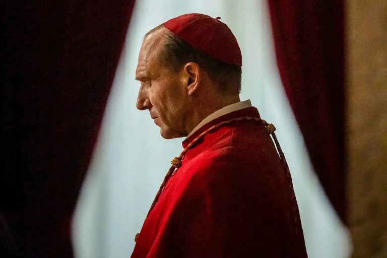 La película dirigida por Edward Berger, "Cónclave", la cual está basada en la novela de ficción de título homónimo del escritor y periodista de la BBC, Robert Harris.