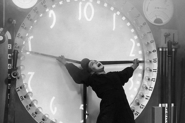 Metrópolis es una película muda alemana de ciencia ficción dirigida por Fritz Lang en 1927.