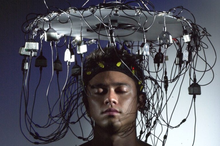 El mecanismo es parecido a un traductor simultáneo que, mediante la lectura no invasiva de la actividad cerebral, interpreta los pensamientos y los convierte en palabras escritas.