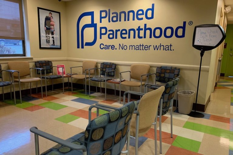 Planned Parenthood enfrenta diversos escándalos y es investigada por el Congreso, los tribunales y el poder ejecutivo.