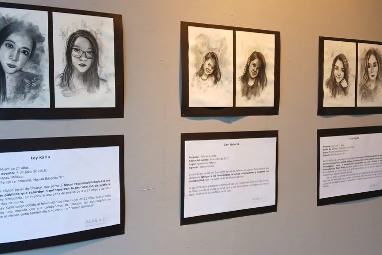 La exposición se exhibe en la Biblioteca Vasconcelos, en el Eje 1 Nte. S/N, Buenavista, Cuauhtémoc, 06350 Ciudad de México, CDMX.