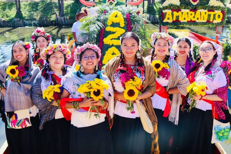 Desde el tradicional desfile de carros alegóricos, hasta los concursos de la Florecita de la Chinampa, Capullo, adultas mayores y la joya de la corona de la Flor mas bella 2025, Xochimilco refrendó su regreso a las raíces.