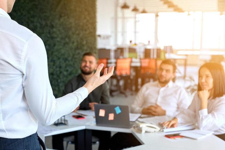 Muchas marcas inmobiliarias invierten tiempo y recursos en desarrollar estudios técnicos, análisis de mercado o reportes de resultados; el inconveniente es que, a menudo, esa información no fluye más allá del círculo interno.