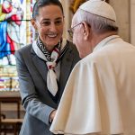La confusión del gobierno mexicano dirigido por Claudia Sheinbaum que invita al papa León XIV, líder de la Iglesia romana, pero que no coincide con los planteos de la Iglesia Mexicana que respaldó abiertamente a la candidata opositora es un “salto al vacío”.