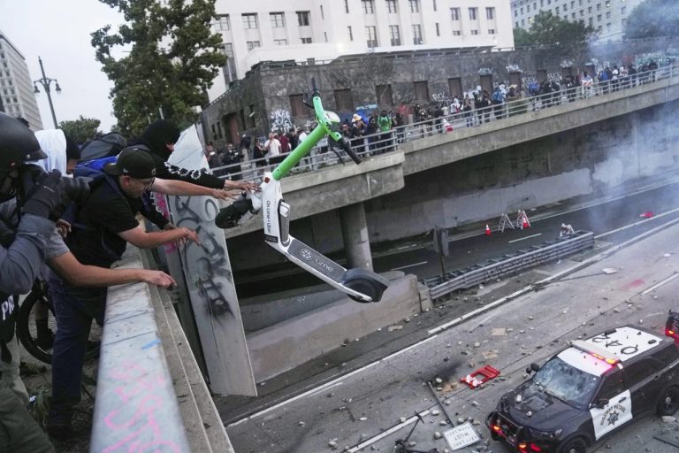 La última vez que se activó la Guardia Nacional sin el permiso de un gobernador fue en 1965, cuando el presidente Lyndon B. Johnson envió tropas para proteger una marcha por los derechos civiles en Alabama.