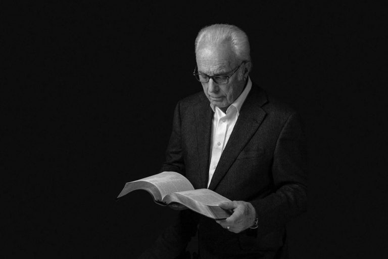 En la enorme multiplicidad de mensajes y pensamientos en torno al fallecimiento de John MacArthur, algunos silencios son notables.