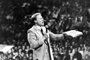 Le sobreviven sus hijos Frances y Donnie, al igual que varios nietos y bisnietos. Jimmy Lee Swaggart, el famoso evangelista de televisión, falleció el 1 de julio de 2025
