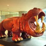 Compuesta por obras de diversos formatos, la exposición de BBVA combina la artesanía tradicional y la preservación ambiental en piezas monumentales.