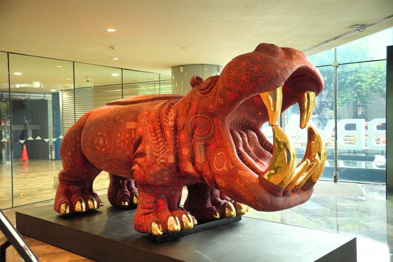 Compuesta por obras de diversos formatos, la exposición de BBVA combina la artesanía tradicional y la preservación ambiental en piezas monumentales.