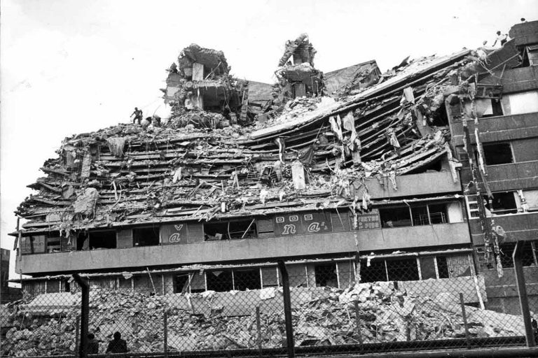 En 1985, primero fueron los gritos de las costureras que resonaban entre lo que quedaba de una fábrica textil derrumbada en el centro, dijo Gloria Juandiego, de 65 años.