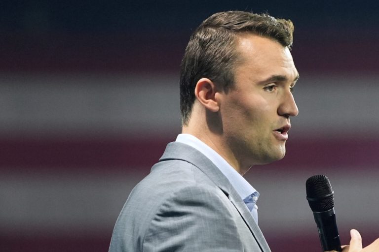 Charlie Kirk predicaba en universidades. Harvard recibió más de 100 millones de dólares de Emiratos Árabes Unidos, Egipto, Arabia Saudita, Qatar y Bangladesh en los últimos cuatro años,