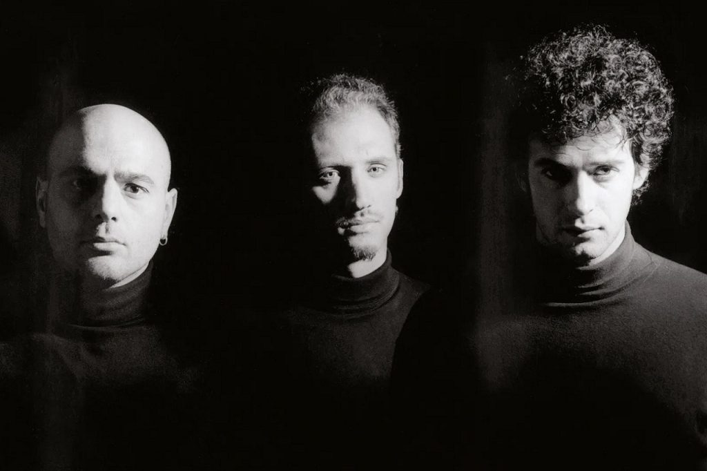 Soda Stereo tocó el 28 de marzo de 1993 “Primavera 0″, “Juego de Seducción”, “Un millón de años luz”, “Cuando pase el temblor”, “De música ligera”, “Persiana Americana” y “Prófugos”.