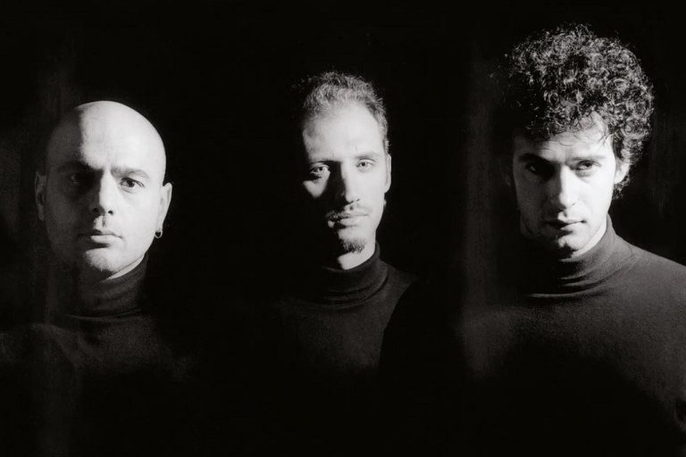 Soda Stereo tocó el 28 de marzo de 1993 “Primavera 0″, “Juego de Seducción”, “Un millón de años luz”, “Cuando pase el temblor”, “De música ligera”, “Persiana Americana” y “Prófugos”.