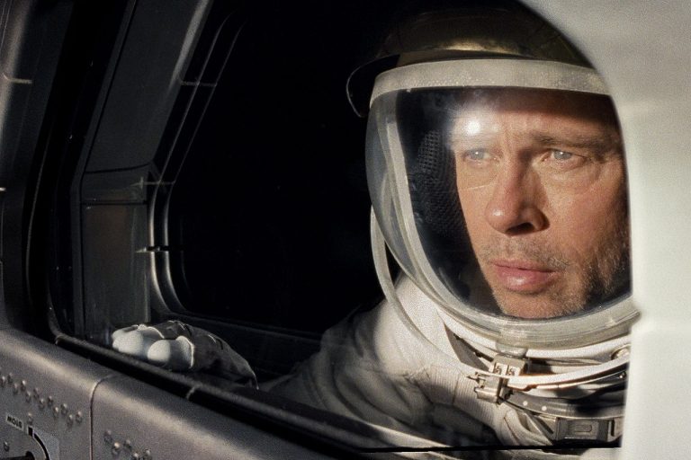 La música, el ambiente y los personajes en Ad Astra nos llevan a un escenario futuro muy posible. Guerras entre países como si fueran batallas entre cárteles.