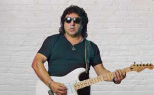 Charly estaba tranquilo. Nos invitó a echar un palomazo con rolas de Deep Purple.
