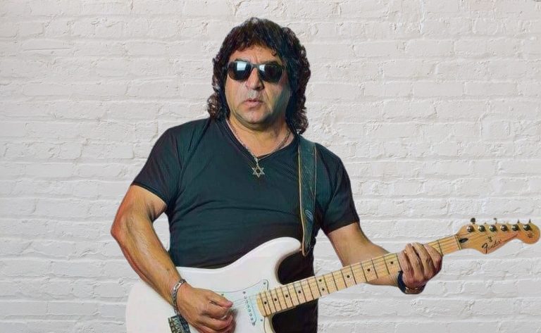 Charly estaba tranquilo. Nos invitó a echar un palomazo con rolas de Deep Purple.