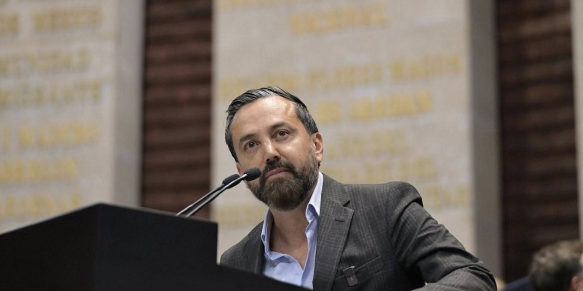 De manera dolosa, el diputado Arturo Dávile alude a Estados Unidos, con la libertad que otorga la Primera Enmienda, que garantiza la libertad de expresión y religiosa, y que permite a iglesias a operar medios de comunicación.