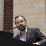 De manera dolosa, el diputado Arturo Dávile alude a Estados Unidos, con la libertad que otorga la Primera Enmienda, que garantiza la libertad de expresión y religiosa, y que permite a iglesias a operar medios de comunicación.