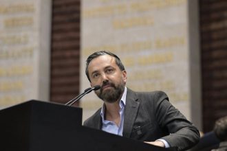 De manera dolosa, el diputado Arturo Dávile alude a Estados Unidos, con la libertad que otorga la Primera Enmienda, que garantiza la libertad de expresión y religiosa, y que permite a iglesias a operar medios de comunicación.