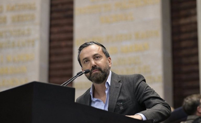 De manera dolosa, el diputado Arturo Dávile alude a Estados Unidos, con la libertad que otorga la Primera Enmienda, que garantiza la libertad de expresión y religiosa, y que permite a iglesias a operar medios de comunicación.