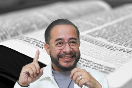 Un político creyente es aquel que sigue las mismas dinámicas que haría cualquier otro político en la práctica, la única diferencia es que sí cree en Dios, pero lo dice cuando le resulta conveniente.