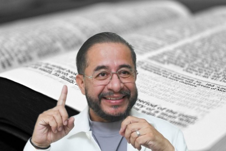 Un político creyente es aquel que sigue las mismas dinámicas que haría cualquier otro político en la práctica, la única diferencia es que sí cree en Dios, pero lo dice cuando le resulta conveniente.