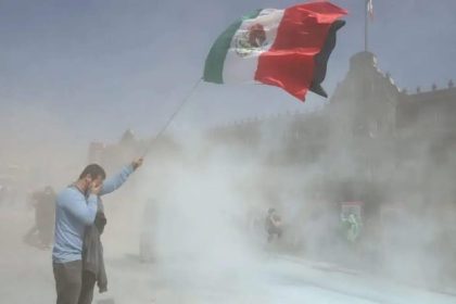 The New York Times informó que las protestas fueron en contra de la corrupción y la violencia, donde jubilados y jóvenes marcharon en más de 50 ciudades mexicanas.