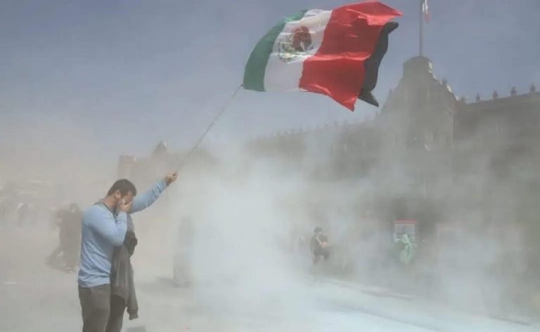 The New York Times informó que las protestas fueron en contra de la corrupción y la violencia, donde jubilados y jóvenes marcharon en más de 50 ciudades mexicanas.
