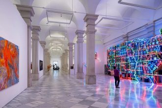 La inquietud por la IA cobra relevancia en la creación artística, donde existen obras y exposiciones generadas completamente con esta tecnología, sin que el público lo sepa en ciertas ocasiones.