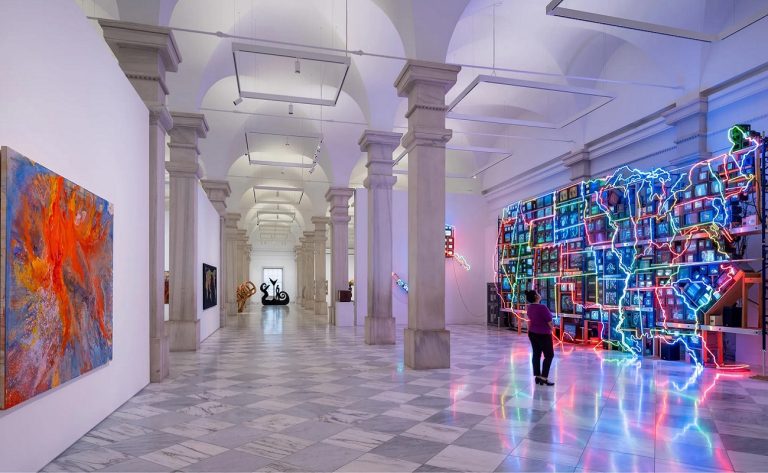 La inquietud por la IA cobra relevancia en la creación artística, donde existen obras y exposiciones generadas completamente con esta tecnología, sin que el público lo sepa en ciertas ocasiones.