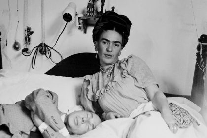 El autorretrato surrealista El sueño (La cama), de la pintora mexicana Frida Kahlo, fue vendido este jueves en Nueva York por más de 54 millones de dólares.